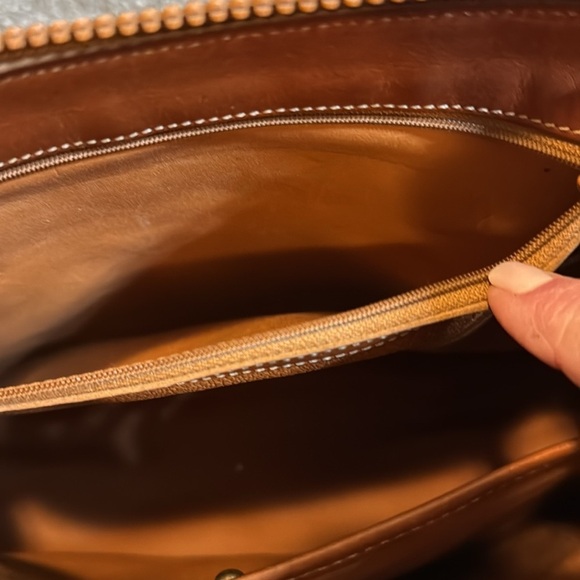 Vintage Dooney & Bourke AWL Shoulder Satchel Zipper British Tan Crossbody R21 - Picture 10 of 15